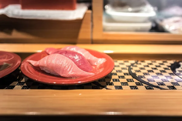 Суши от otoro в ресторане "Пояс суши" — стоковое фото