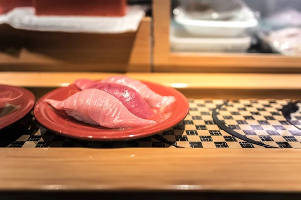 Otoro sushi en restaurante cinturón de sushi — Foto de Stock