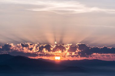 dağ güneş ve sis ile Panoraması