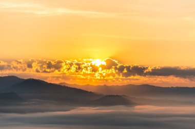 dağ güneş ve sis ile Panoraması