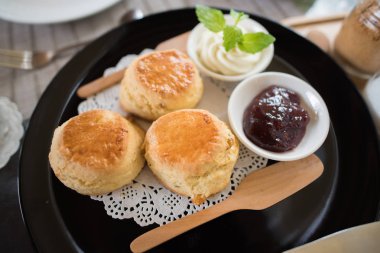 çilek reçelli çörek