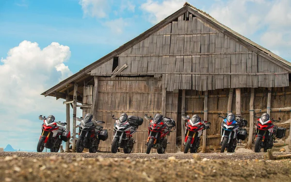 Ducati mehrstraßige Gruppe unterwegs und Parken vor dem alten hu — Stockfoto