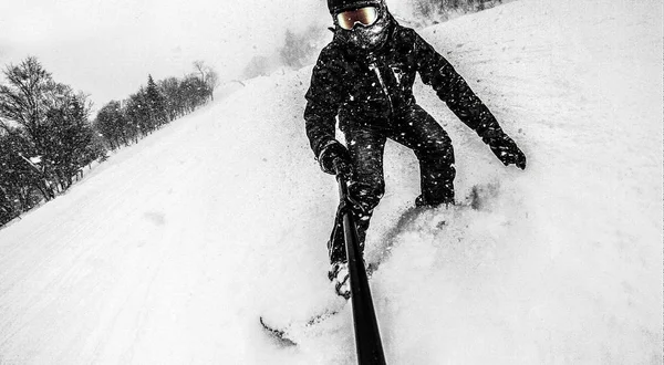 Actie snowboarder met poeder sneeuw — Stockfoto