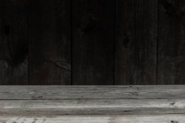 ahşap duvar ile boş ahşap masa