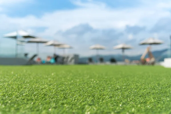 인공 잔디 바닥에 초점 — 스톡 사진