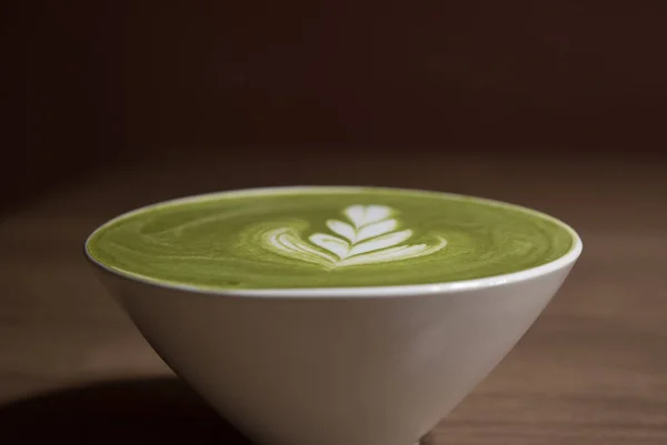 Cangkir keramik hijau teh latte — Stok Foto