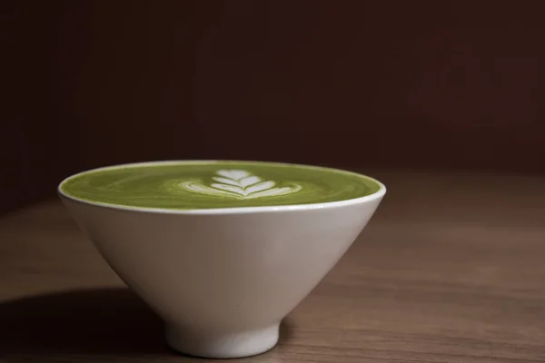 Cangkir keramik hijau teh latte — Stok Foto