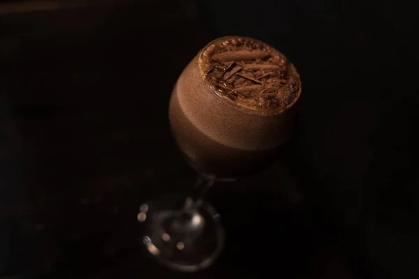 Szkło, czekolada lub kawa koktajl w stonowane oświetlenie — Zdjęcie stockowe