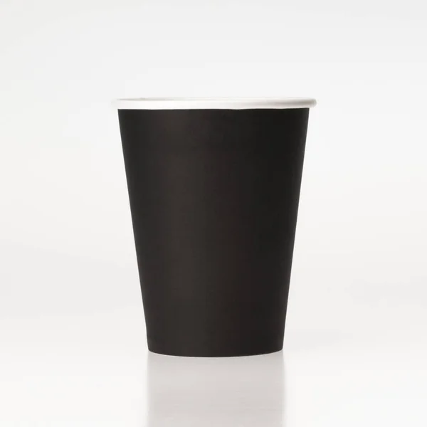 Tazza di caffè di carta nera isolato su sfondo bianco — Foto Stock