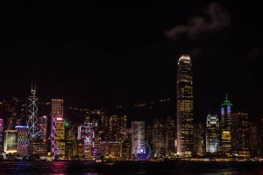 Hong Kong Limanı gece manzarası 