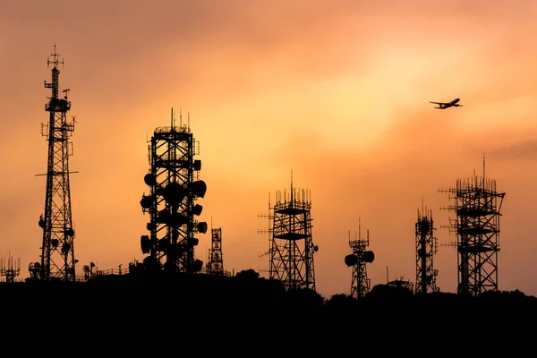 Många typ av kommunikation torn med flygplan — Stockfoto