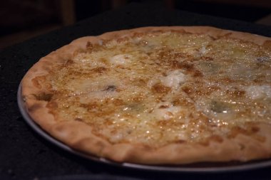 yağ yağ peynirli pizza tepsisi