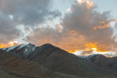 Himalaya Dağları arka plandan leh lardakh, Hindistan