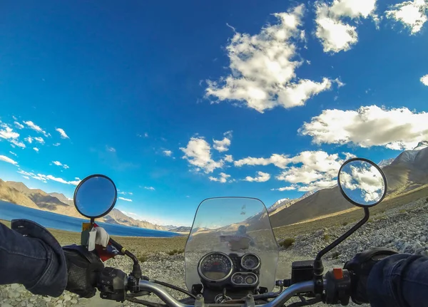 Gopro blick von biker und motorrad road trip in leh lardakh , — Stockfoto