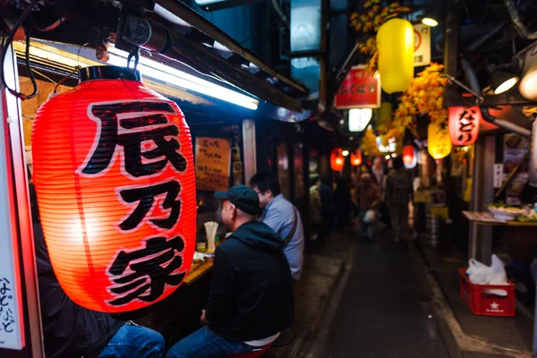 Comida callejera japonesa en omoide yokocho shinjuku tokyo japón, p —  Fotos de Stock