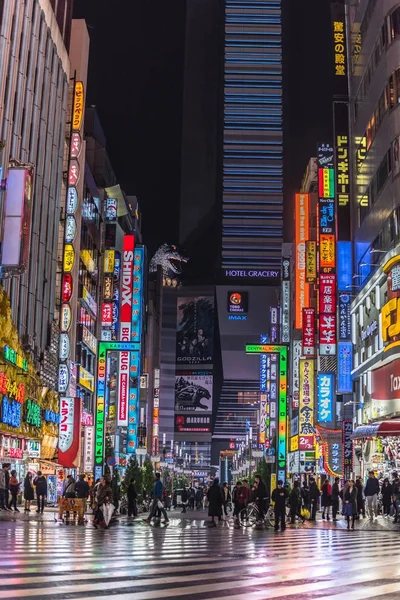 Godzilla road berömda placera i Shinjuku Tokyo, Japan — Stockfoto