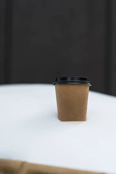 Kahve kağıt bardak karda — Stok fotoğraf