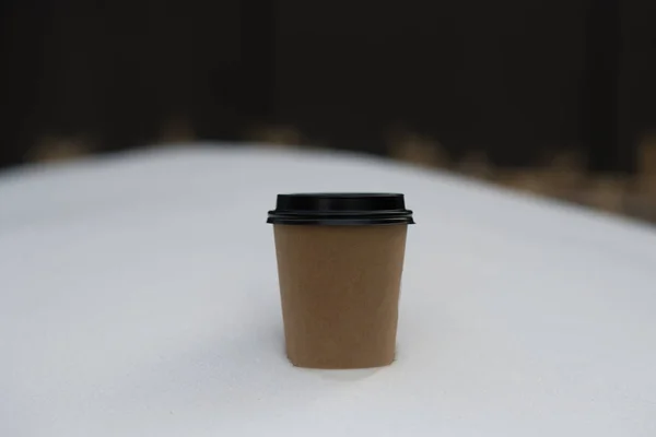 Cangkir kopi kertas di salju — Stok Foto