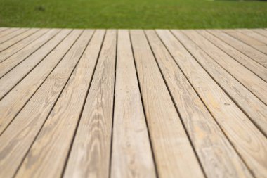 ahşap güverte ve çim arka plan