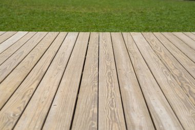 ahşap güverte ve çim arka plan