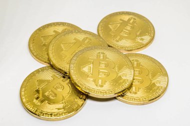 beyaz zemin üzerine altın metal para cryptocurrency bitcoin