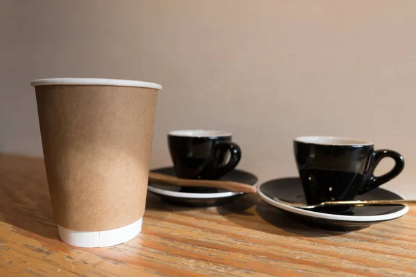 Cangkir kopi dan espresso dalam latar belakang cangkir keramik — Stok Foto