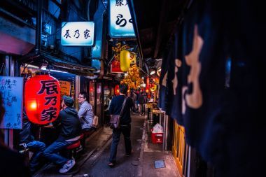 Japon sokak gıda omoide yokocho shinjuku tokyo Japonya, p