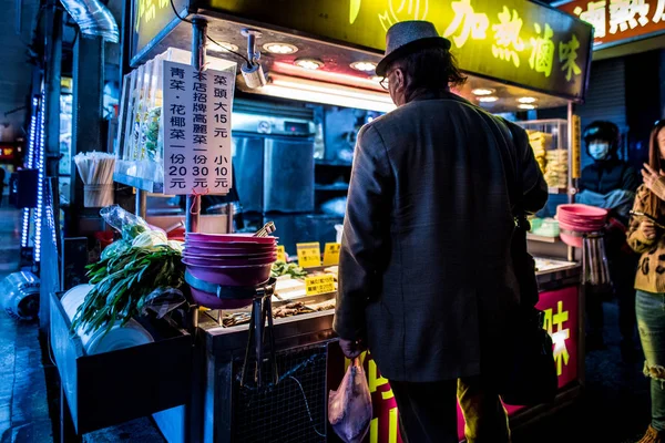 Homem de pé para comprar comida de rua local de barracas de comida — Fotografia de Stock