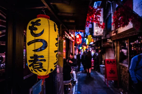 Comida de rua japonesa em omoide yokocho shinjuku tokyo japão, p — Fotografia de Stock