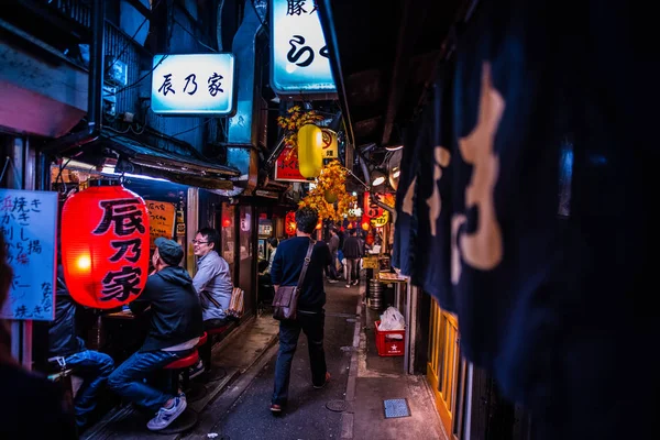 Comida de rua japonesa em omoide yokocho shinjuku tokyo japão, p — Fotografia de Stock