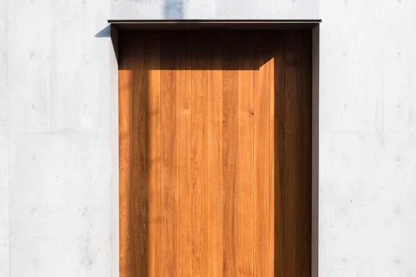 Porta de madeira e parede de concreto — Fotografia de Stock