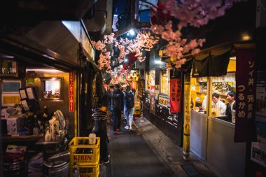 Omoide Yokocho, Bahar sezonu, Shinjuku tokyo ile dekore edilmiş