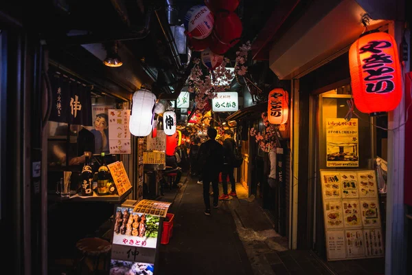 Omoide Yokocho, Shinjuku Токіо у весняний сезон, прикрашені — стокове фото