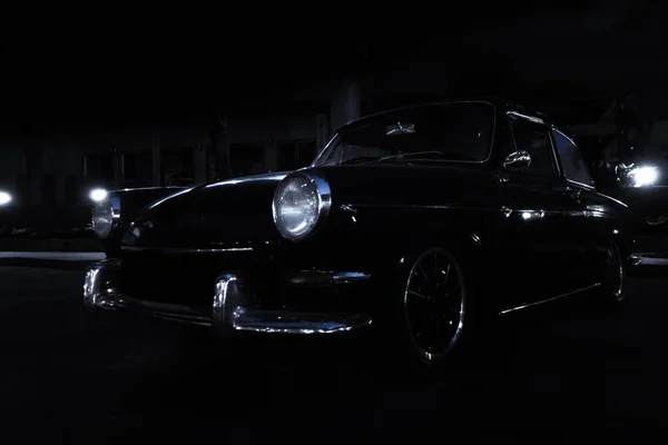 Vacker vintage bil vid midnatt — Stockfoto