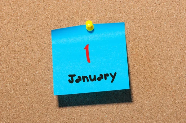 1η Ιανουαρίου. 1 η ημέρα του μήνα. Ημερολόγιο στον πίνακα ανακοινώσεων. Χειμερινή ώρα, νέο έτος έννοια. Κενό χώρο για το κείμενο — Φωτογραφία Αρχείου