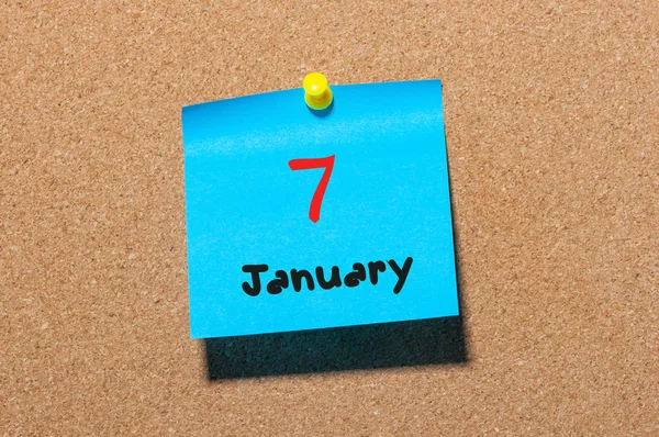7 de enero. Día 7 del mes, Calendario en el tablero de anuncios de corcho. Hora de invierno. Espacio vacío para texto — Foto de Stock