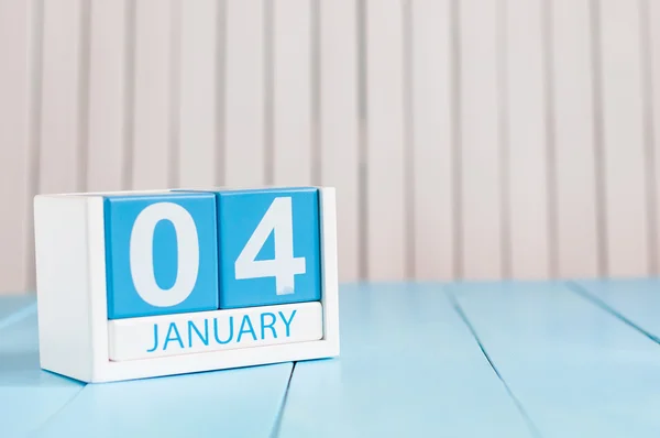 Il 4 gennaio. Giorno 4 del mese, calendario sullo sfondo del posto di lavoro in legno. Tempo d'inverno. Spazio vuoto per il testo — Foto Stock