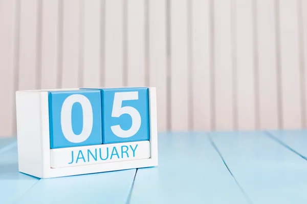 1 月 5 日。木製の職場背景にカレンダーの月の日 5。冬時間。本文の空白 ロイヤリティフリーのストック写真