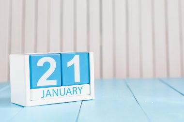 Ocak 21. gün 21 ay, takvim üzerinde ahşap arka plan. Kış zamanı. Metin için boş yer