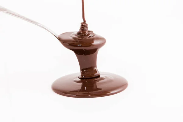 Рідкий шоколад тече на ложці — стокове фото