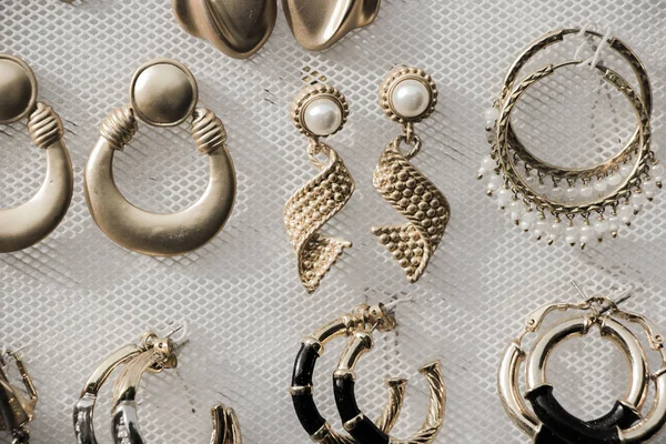 Brincos, jóias diferentes belas — Fotografia de Stock