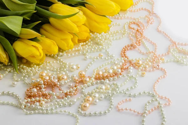 Mooie gele bloemen in een boeket, verschillende bloemen — Stockfoto