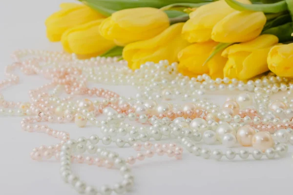 Gelbe Tulpen mit Perlen — Stockfoto