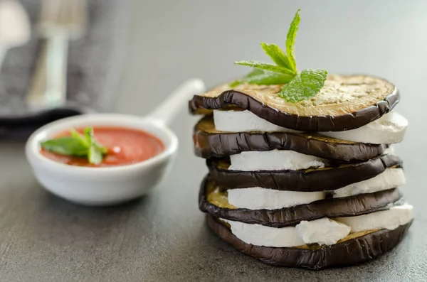 Fırında patlıcan ve beyaz peynir.