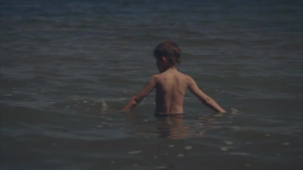Niño jugando en el mar — Vídeo de stock
