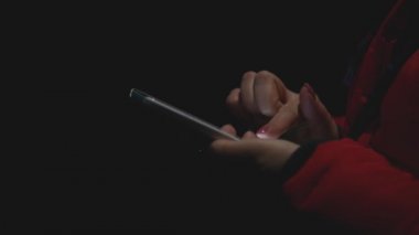 Akıllı telefon kullanarak elinde yakın çekim 