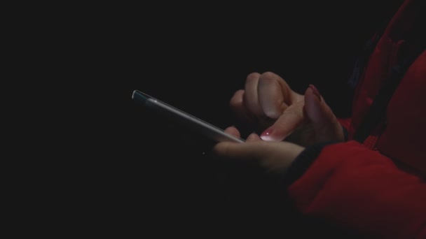 Detailní záběr rukou pomocí smartphonu — Stock video