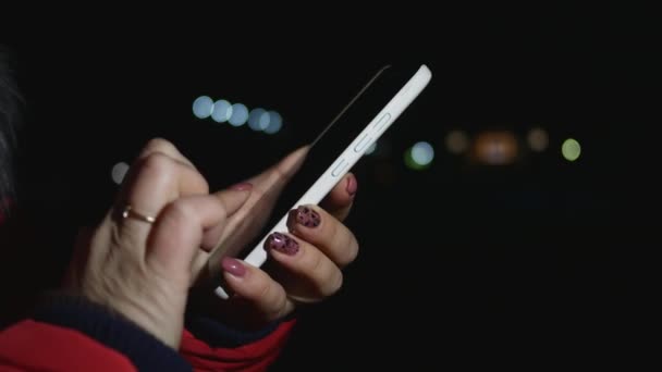 Mulher usando aplicativo no telefone inteligente — Vídeo de Stock