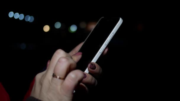 Mujer usando el teléfono celular por la noche — Vídeo de stock