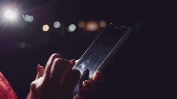 Close-up van de vrouw gebruik telefoon op nacht in de stad — Stockvideo